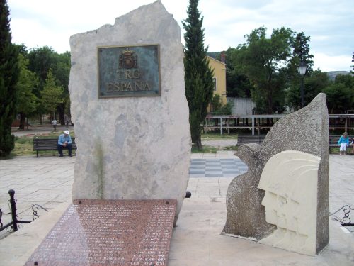 La Plaza de España de Mostar, con los nombres de los soldados caidos en Bosnia