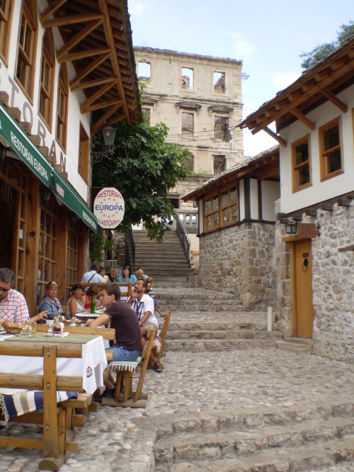 La normalidad ha vuelto a Mostar. Turistas comiendo en las terrazas mientras observan los pepinazos de los edificios