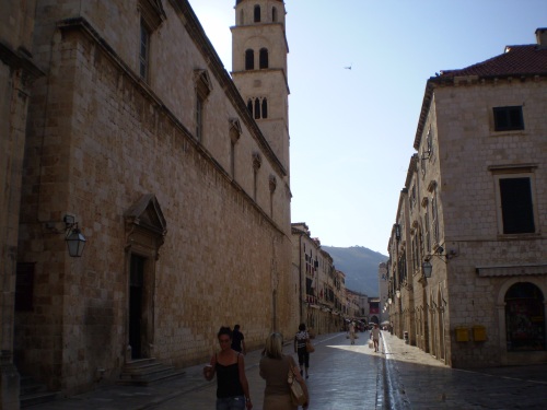 La calle principal de Dubrovnik. Ni un turista a esas horas.
